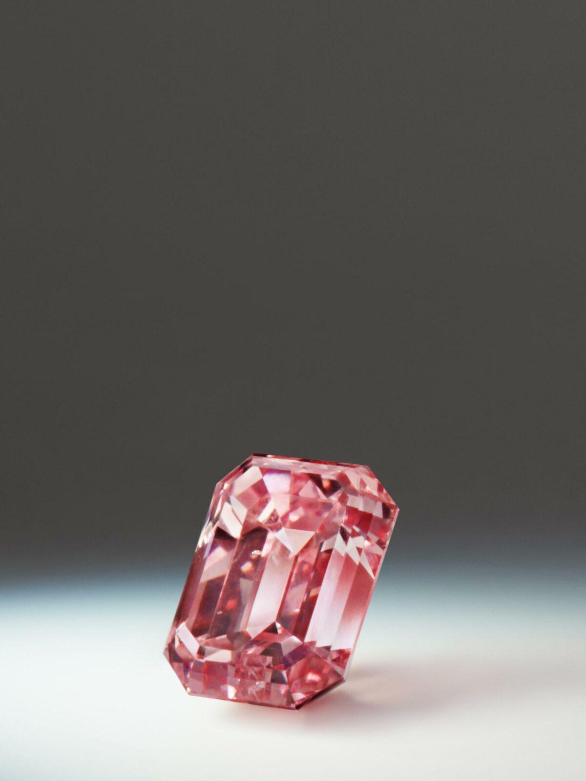 Diamant Rose "Toki", taille émeraude, 1,59carat, Fancy Intense Purplish Pink Production 2014 Crédit Mine d'Argyle