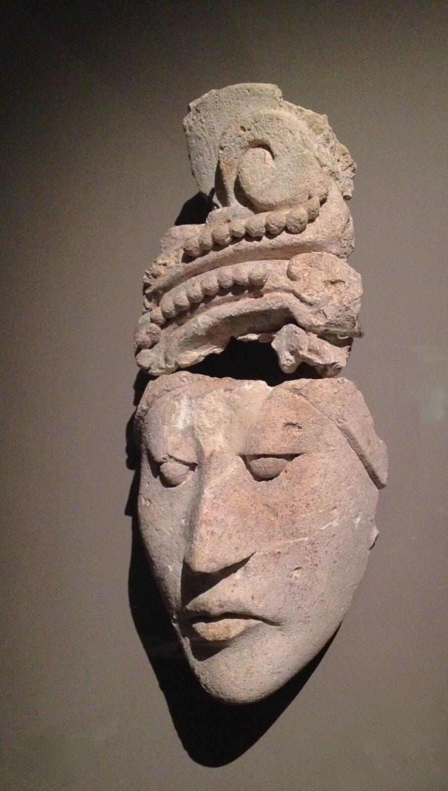 Visage avec coiffe 600-900 apr.J.C. Double Tiare de perles en Jade, symbole d'autorité