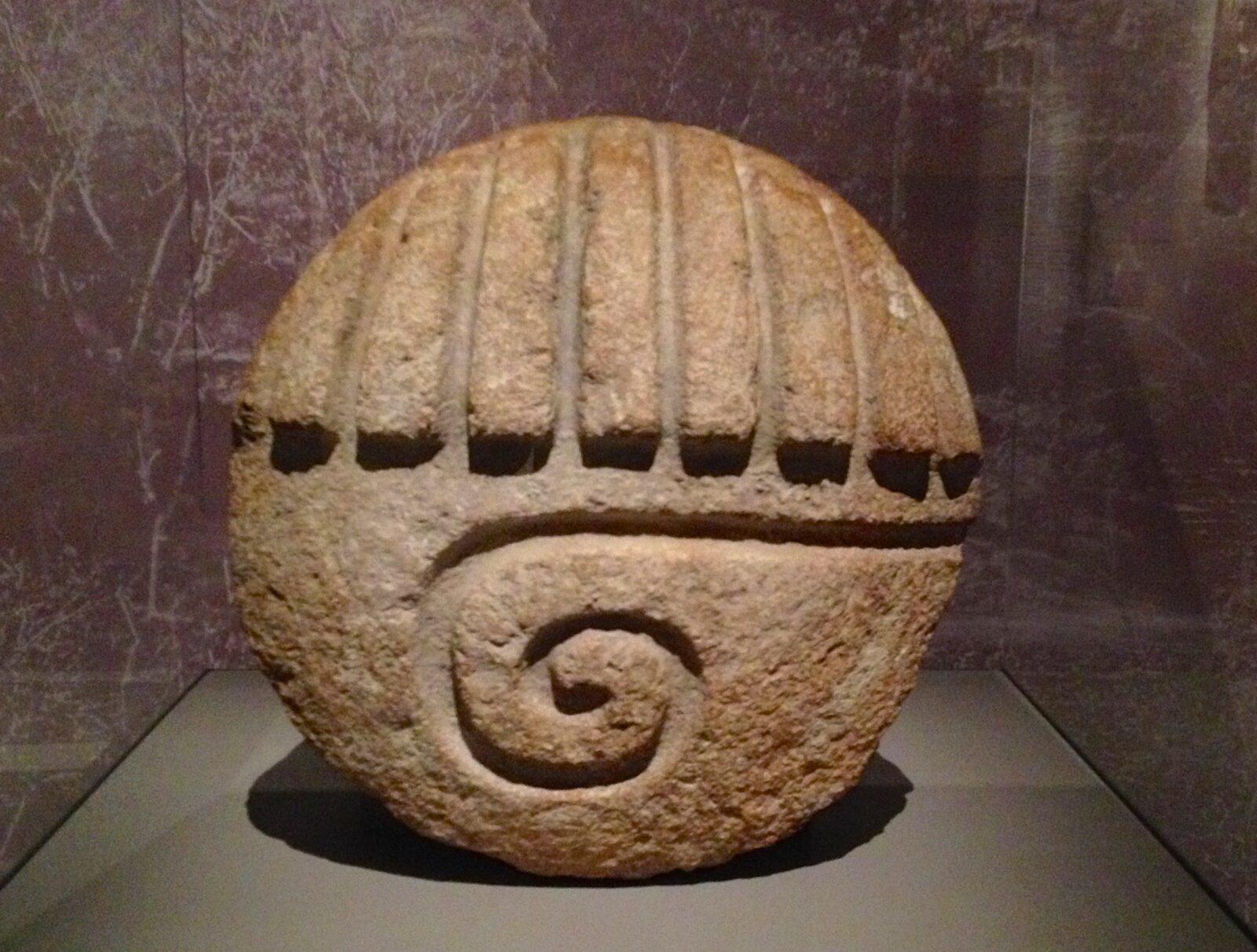 Sculture oeil de divinité ? calcaire