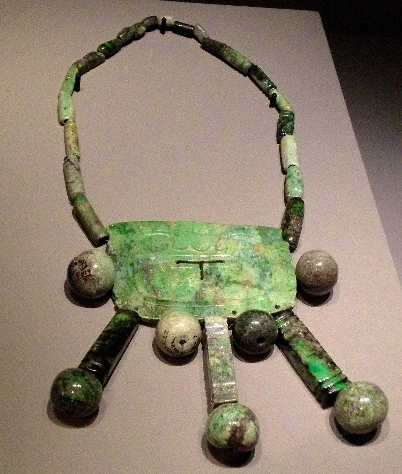 Pectoral sacré Chichen Itza, Yucatan, Mexique Jade 600-900 apr. J.-C.
