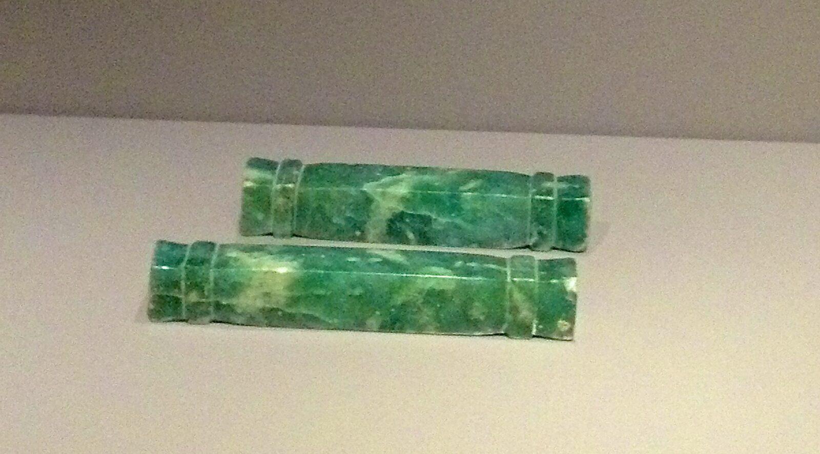 Paire d'ornements de Jade en forme de barre. 600-900apr. J.-C.