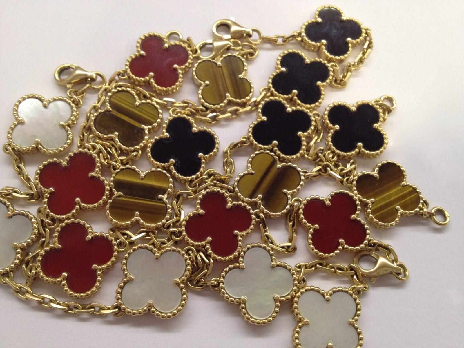 VAN CLEEF ET ARPELS Collier"Alhambra"Van Cleef et Arpels, Onyx, Cornaline, Oeil de Tigre et Nacre