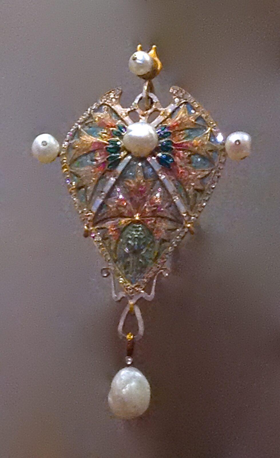 Pendentif" Oeillet". Or, Émaux pique à jour, Diamants et Perles Baroque. Georges Fouquet d'après Desrosiers.