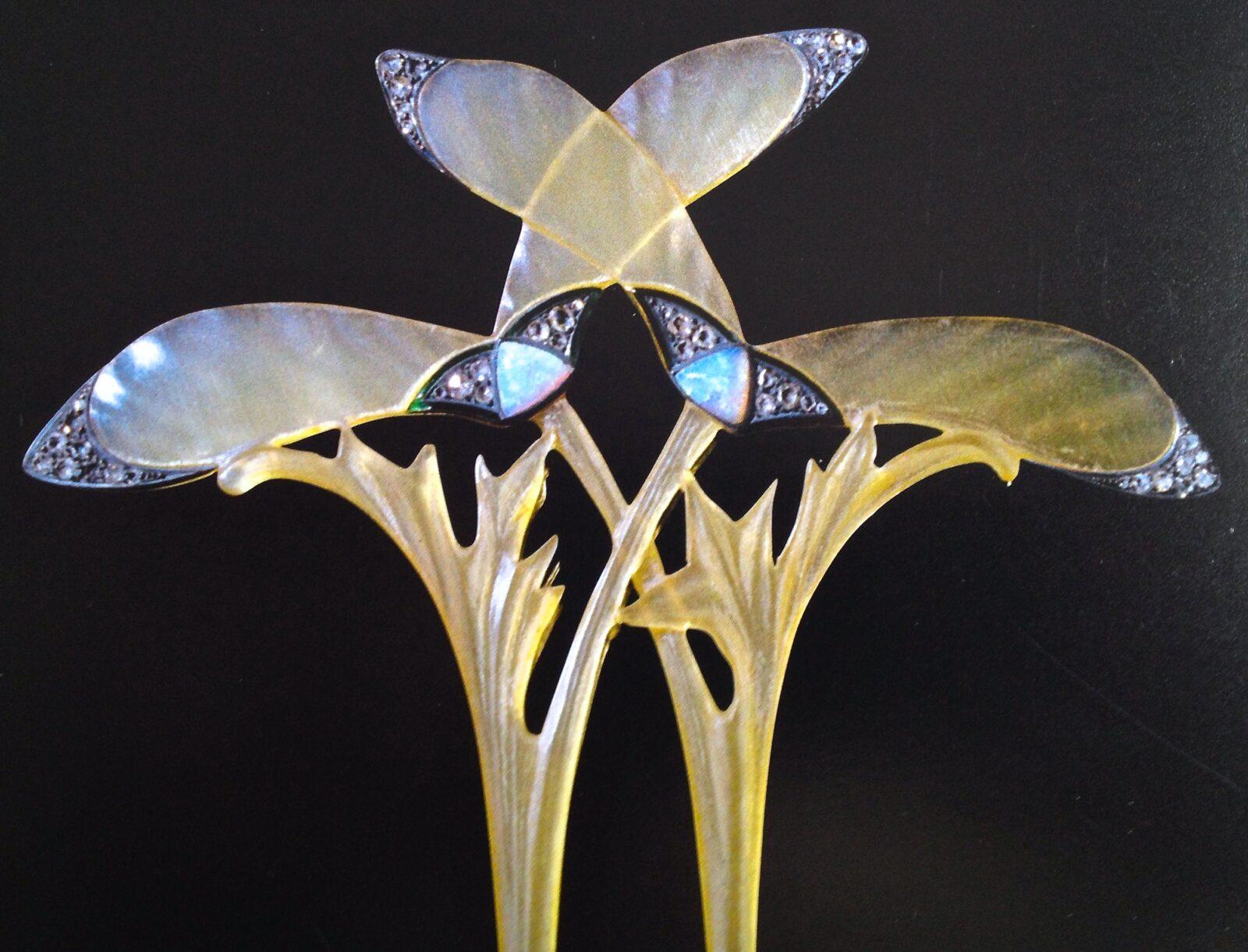 Épingle "Sycomore" Corne, émaux cloisonnés d'Or, Diamants et opales. Vers 1905. Georges Fouquet d'après un modèle de Desrosiers