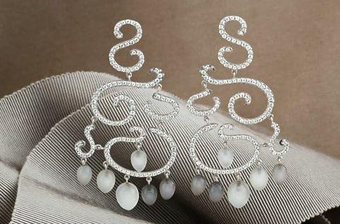 Boucles d'Oreilles Or, Diamants et Pierres de Lune.