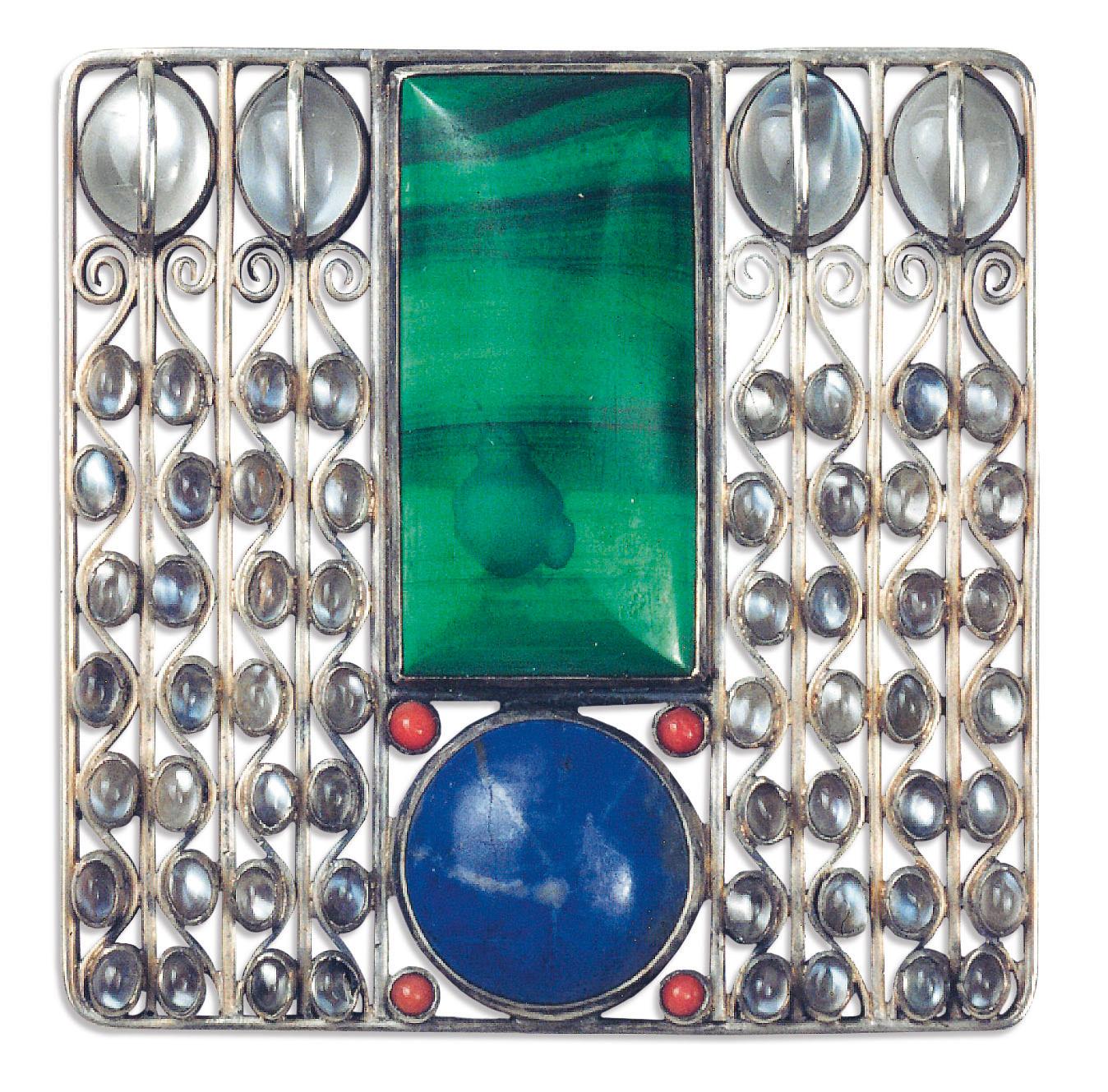 Joseph Hoffmann Broche en Argent, Pierres de Lunes,Lapis-Lazuli, Malachite et Corail. Vers 1905 Crédit Agence Kalima