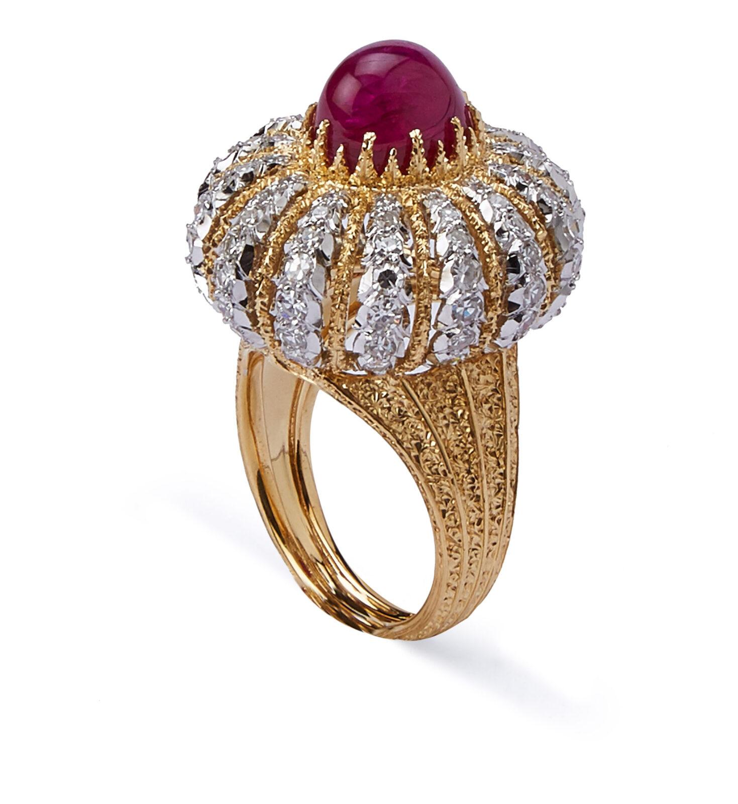Gianmaria Buccellati. Bague "Turban". Rubis cabochon, Diamants, Or de différentes couleurs. 1974