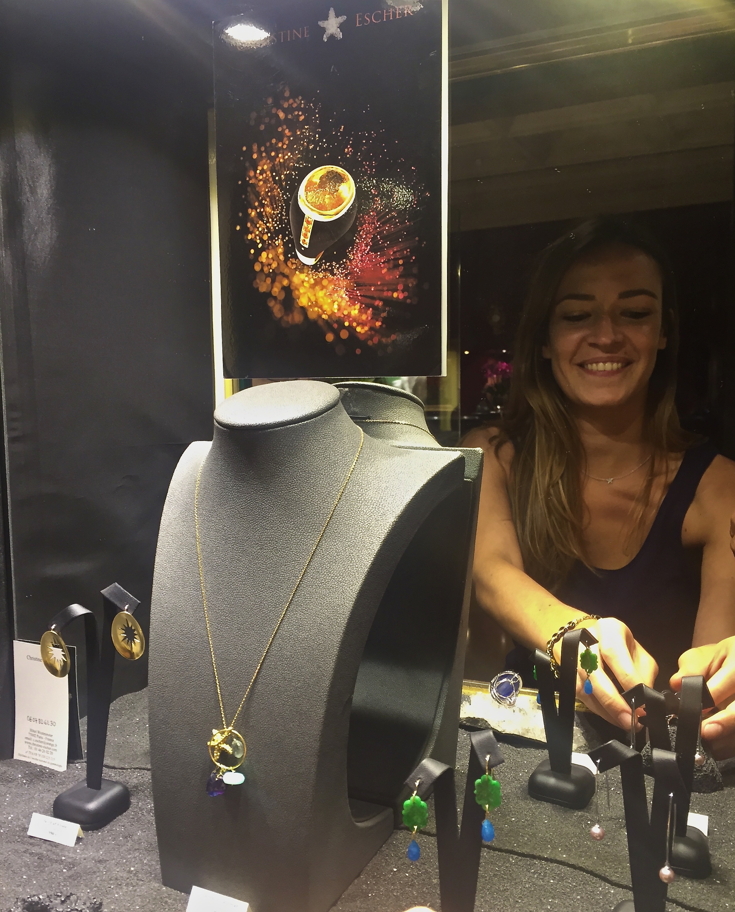 Claire Escher parmi les bijoux © Esprit Joaillerie 