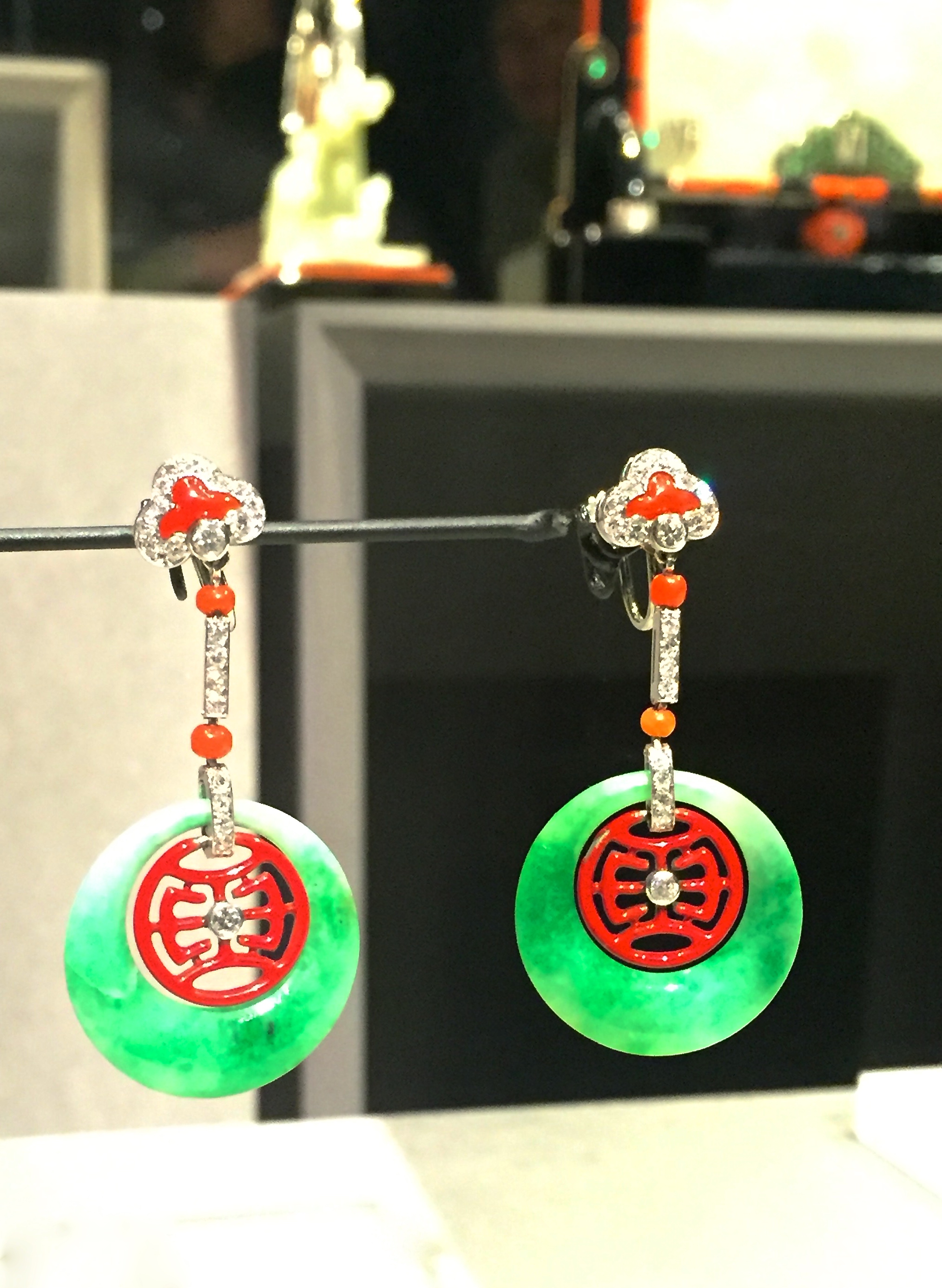 Paire de pendants d'oreilles. Cartier New York, 1926 platine, diamants, jade, corail, émail rouge. 