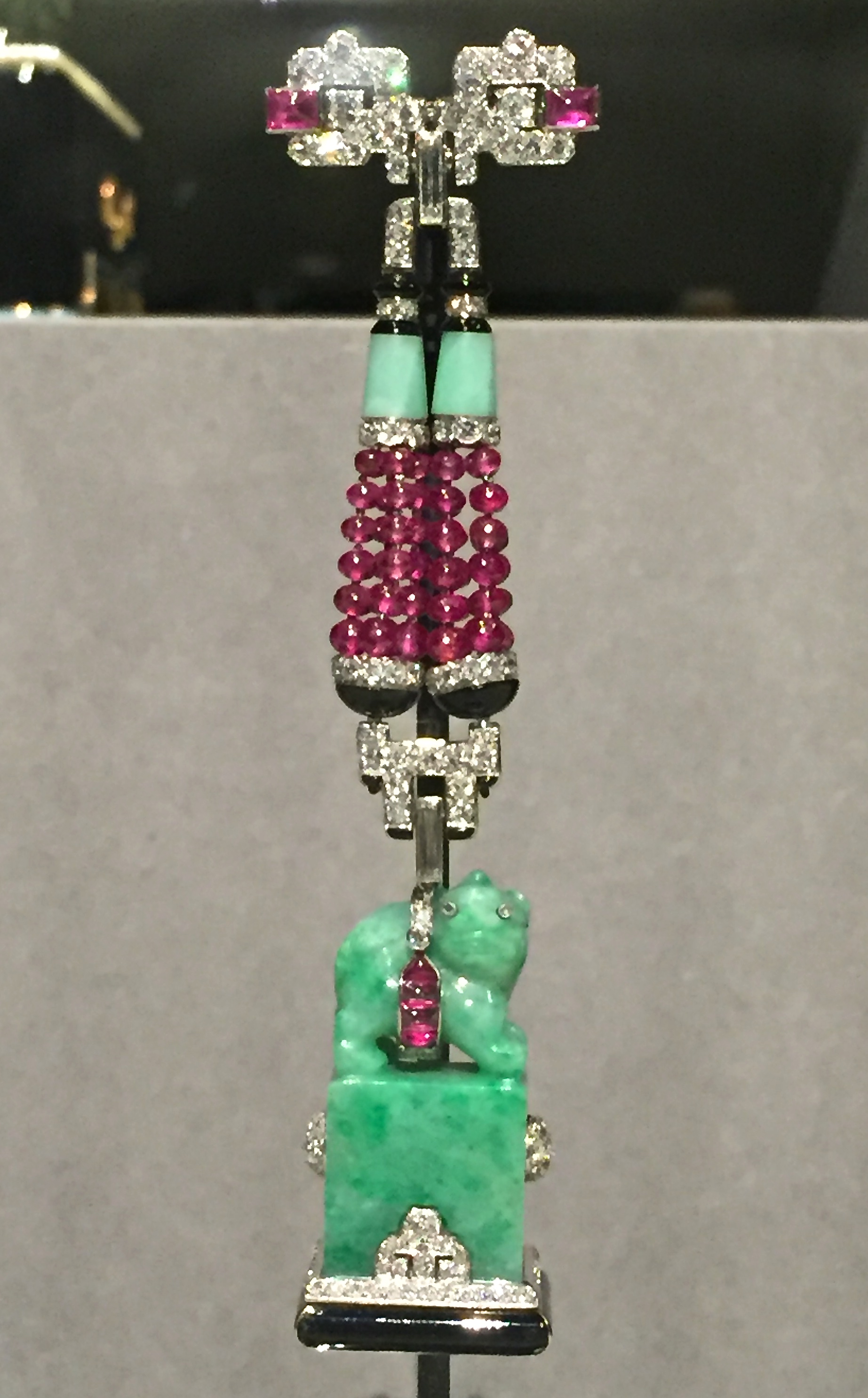 Broche, Cartier Paris, 1925 Or, platine, diamants, rubis, jade gravé, émail noir.
