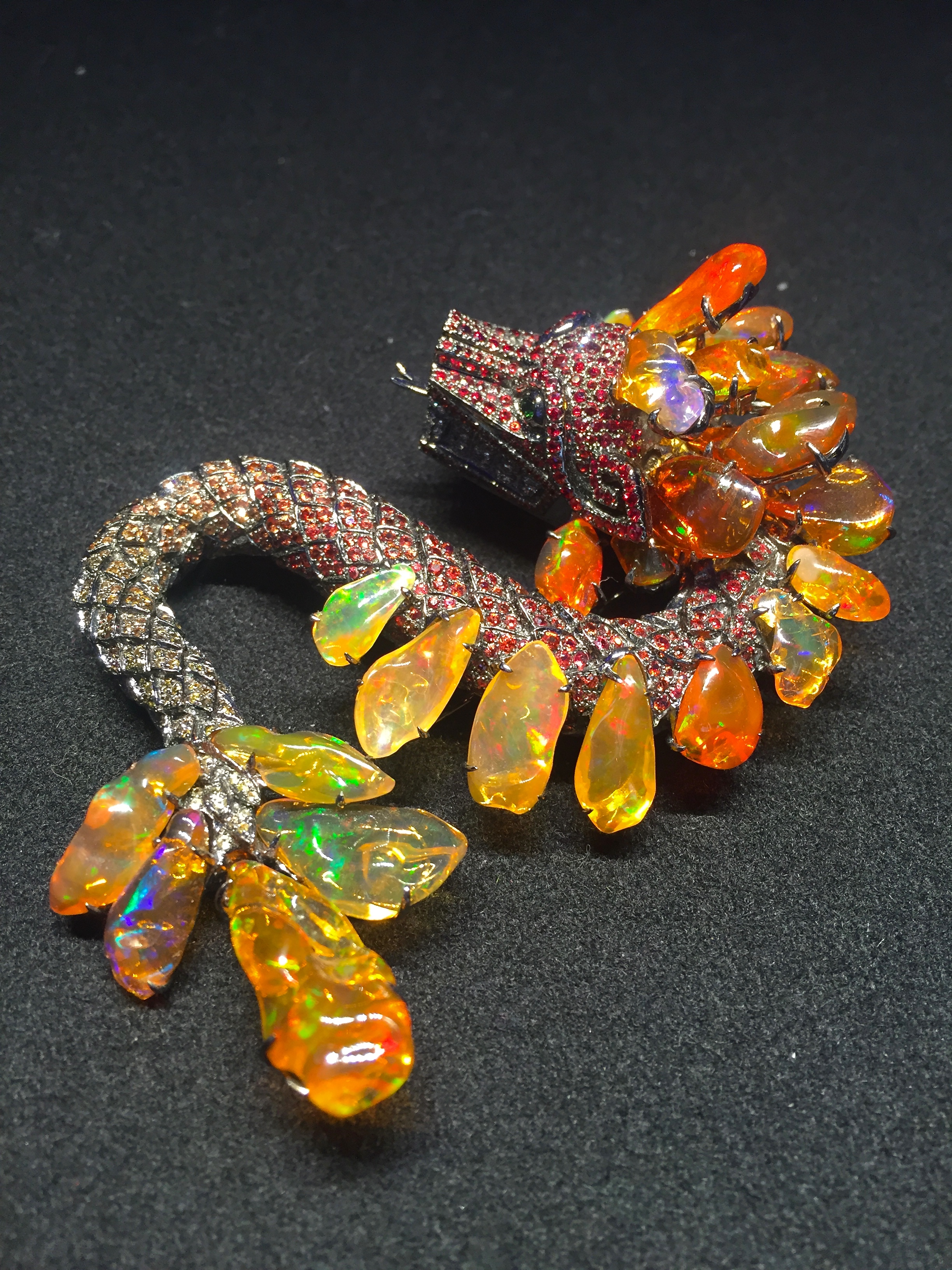 Inspiration Maya Lydia Courteille Serpent à Plumes<br /> Opales de Feu, Saphirs. ©EspritJoaillerie