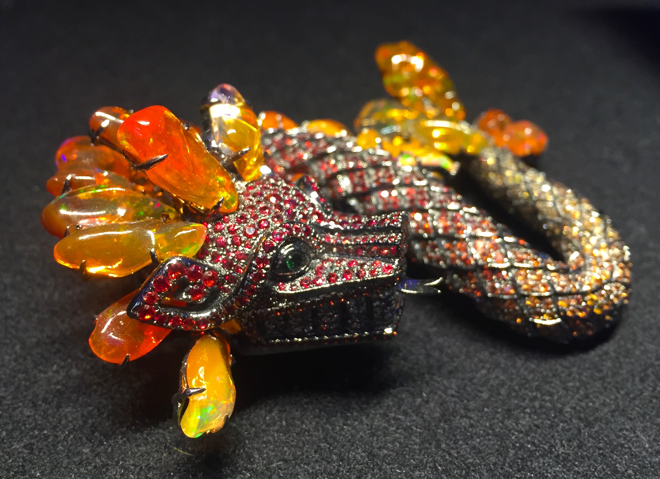 Inspiration Maya Lydia Courteille Serpent à Plumes<br /> Opales de Feu, Saphirs. ©EspritJoaillerie