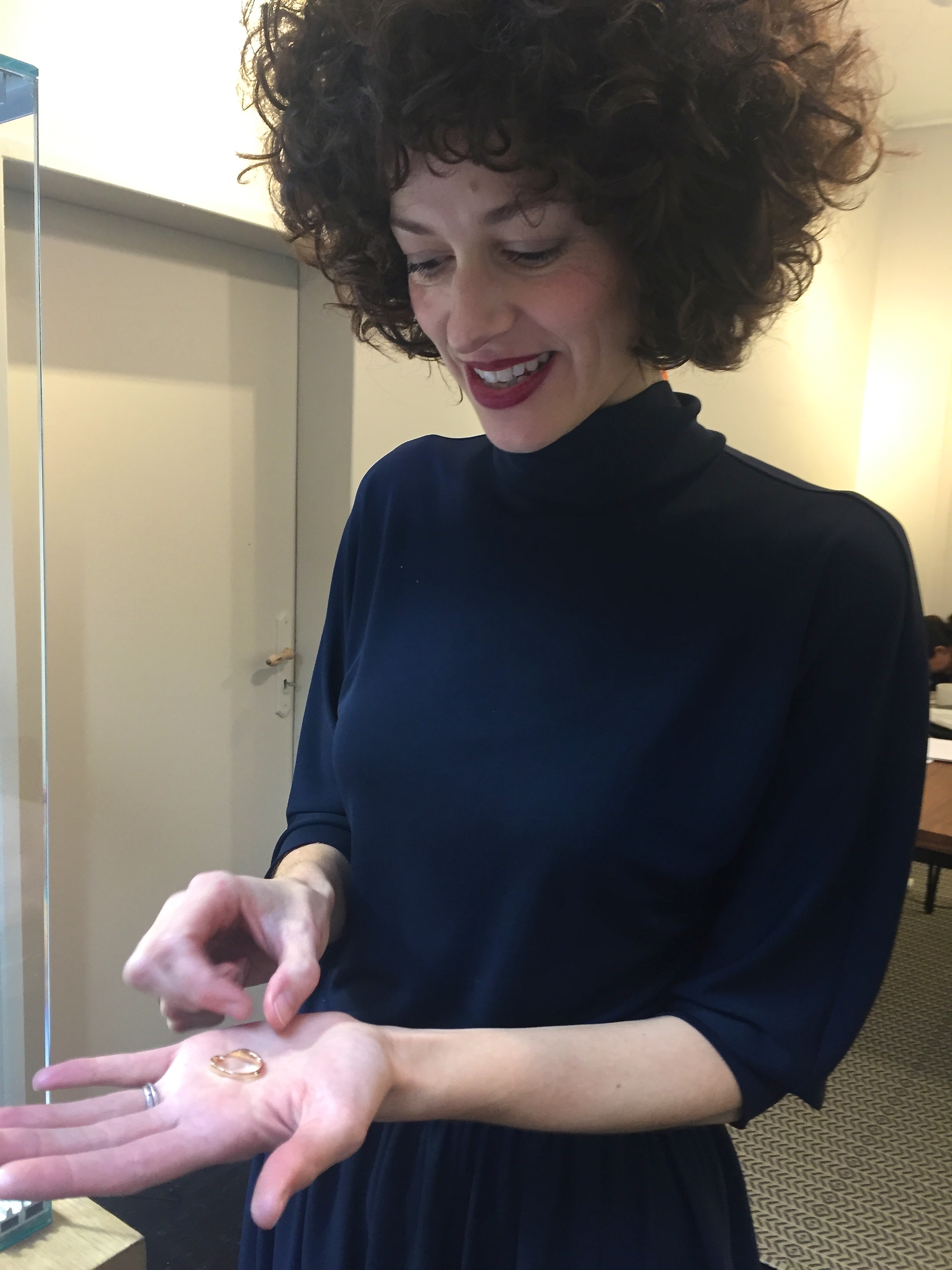 Amélie Viaene entrain de présenter une bague "Ginza" © Esprit Joaillerie
