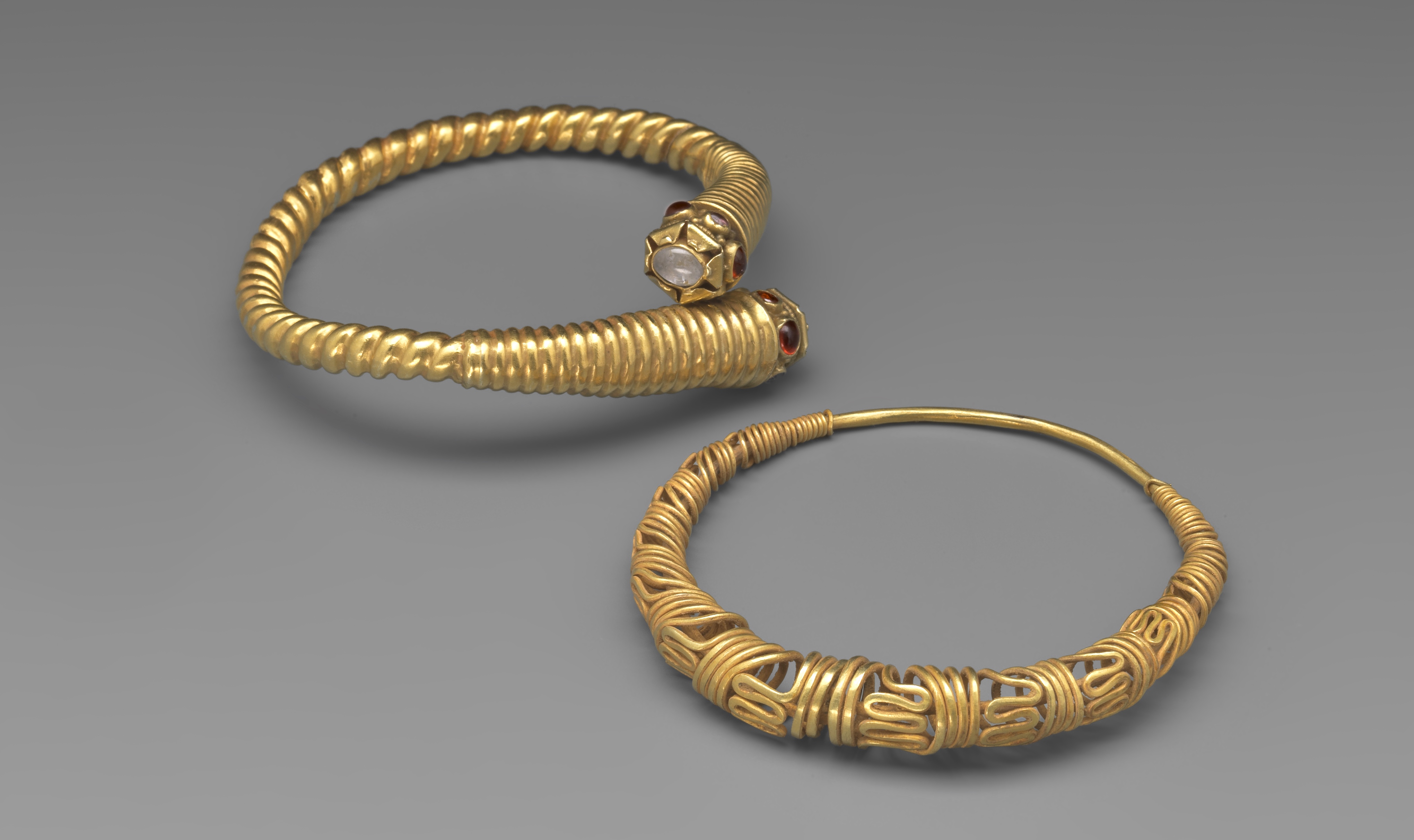 Bracelets Indonésie. Or, Pierres. Périodes Classique Ancien 700-1000. © Mauro Magliani / Collections Privées