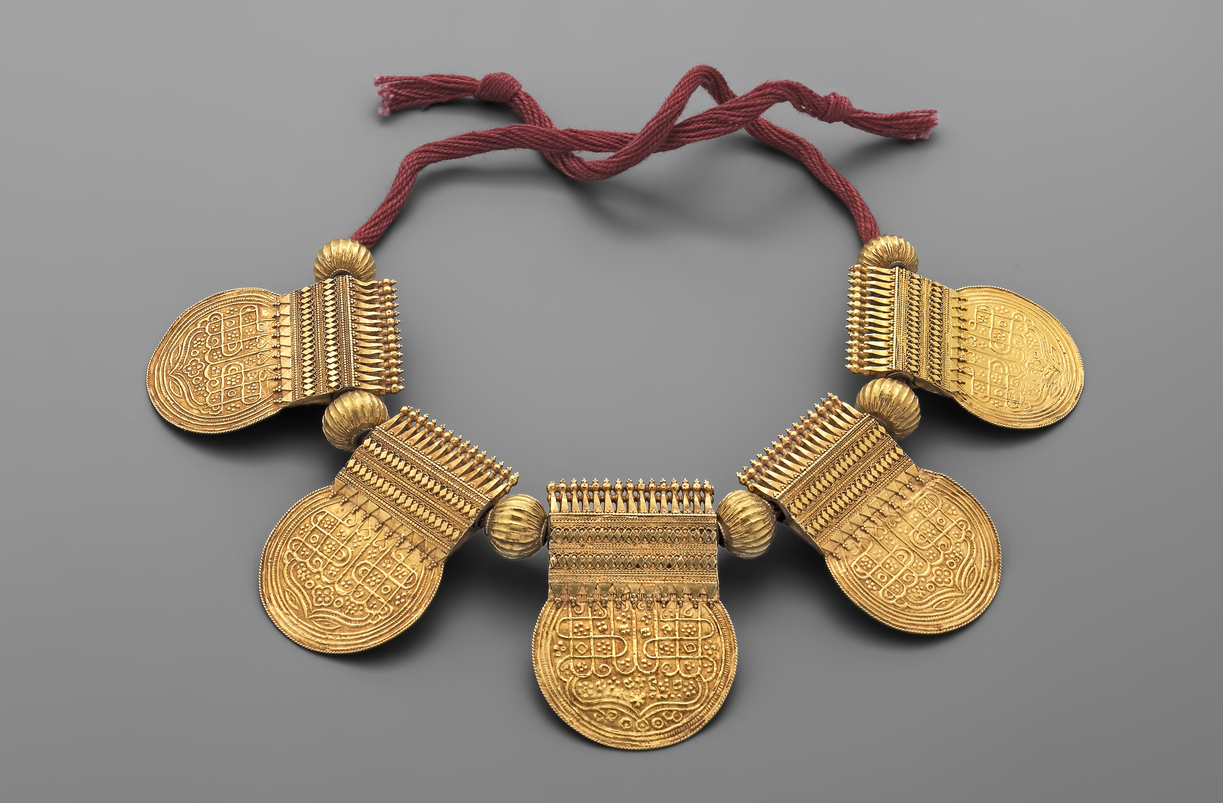Collier Nuptial Inde, Kerala. Or, Passementerie. XIXe-XXe siècle. © Mauro Magliani / Collections Privées