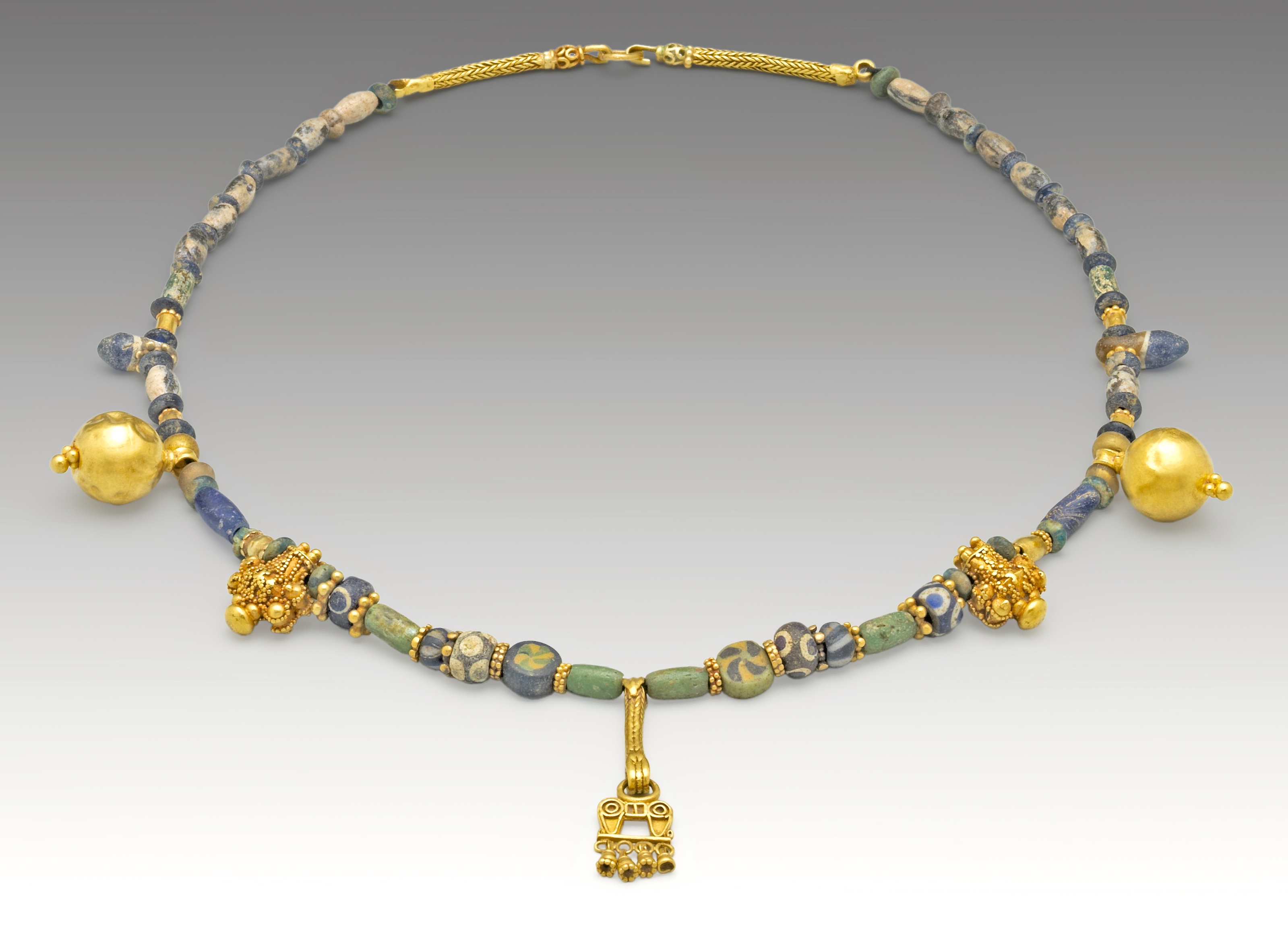 Collier Yémen Or, Pâte de Verre. VIIIe siècle av.-IIIe siècle apr.notre ère. © Mauro Magliani / Collections Privées
