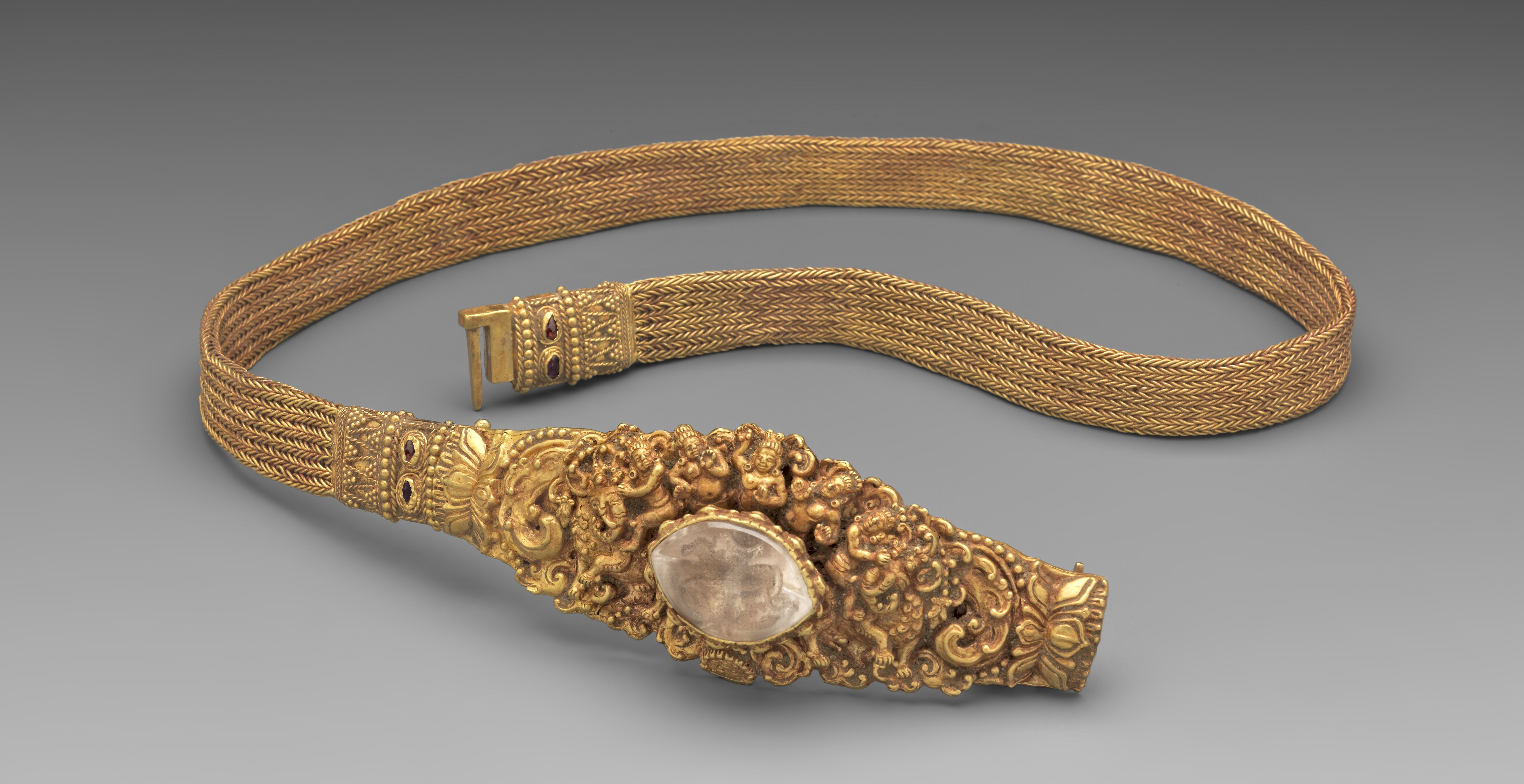 Ceinture Cambodge. Or, Cristal de Roche, Pierres. XIe-XIIe siècle. © Mauro Magliani / Collections Privées
