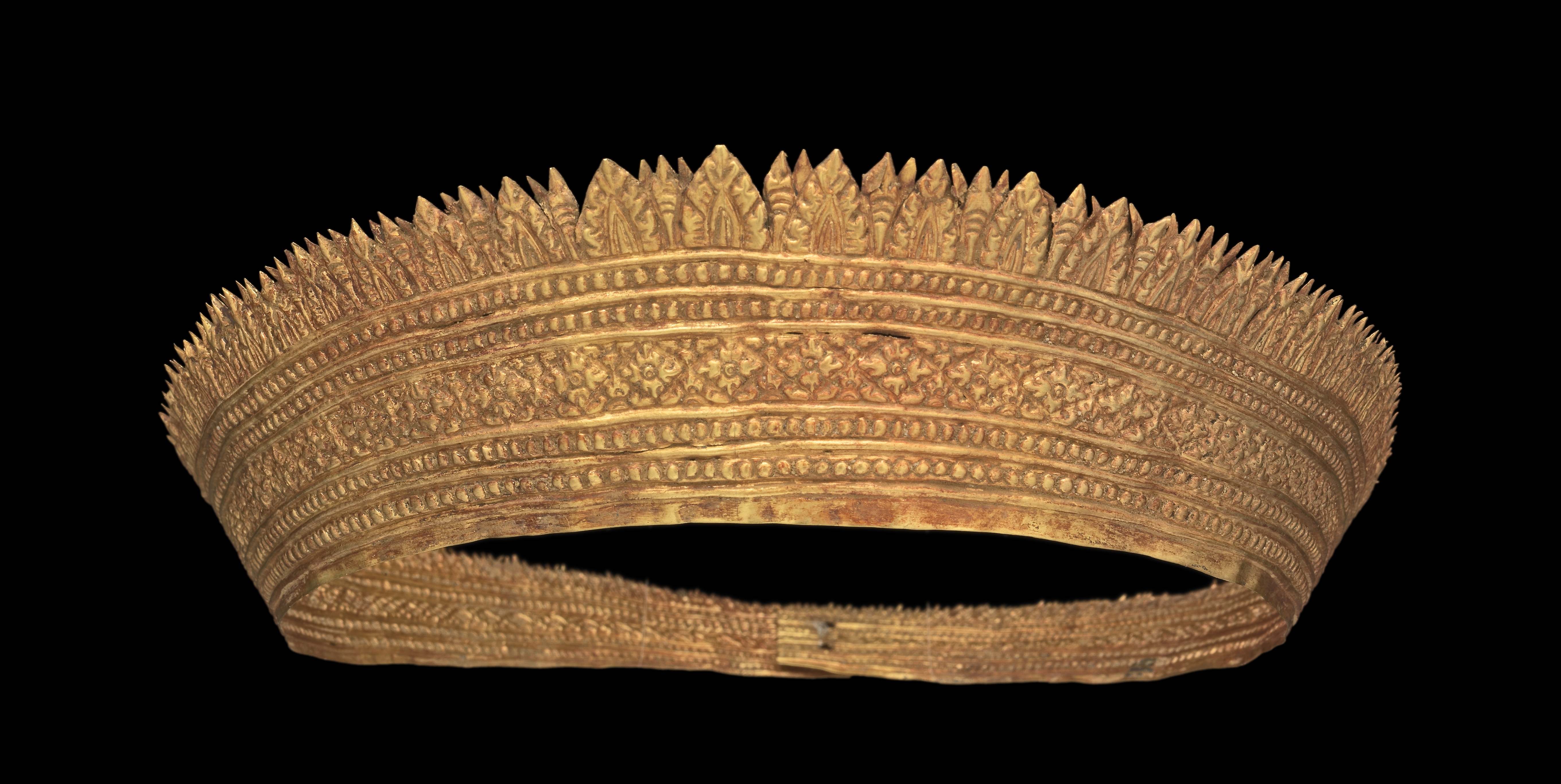 Couronne Cambodge. Or. IXe-XIIIe siècle. © Mauro Magliani / Collections Privées
