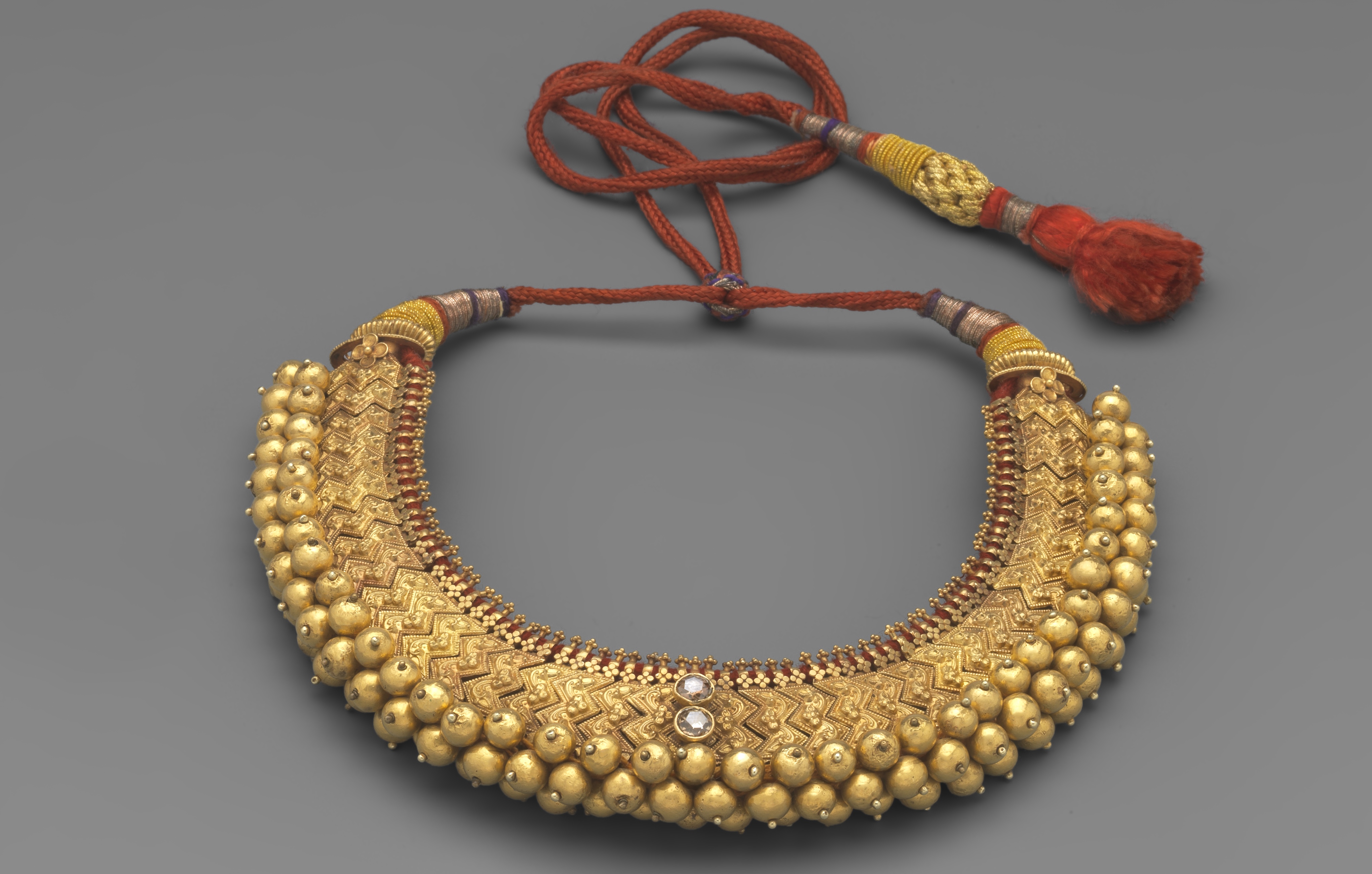 Collier Nuptial Inde, Bangalore. Or, Diamants, Soie XIXème siècle. © Mauro Magliani / Collections Privées