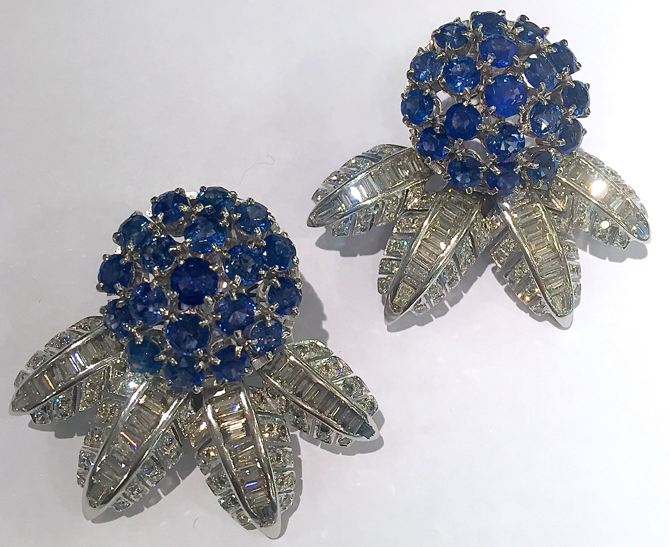Paires de Boucles d'Oreilles Saphirs, Diamants, Or Blanc.
