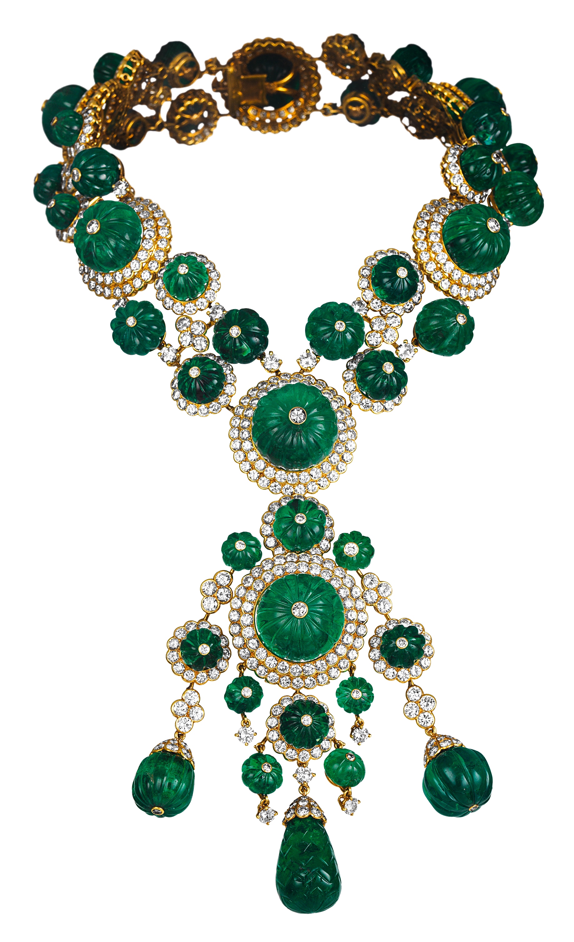 Collier Inspiration Indienne. Émeraudes Gravées, Diamants, Or. 1971. © Van Cleef & Arpels