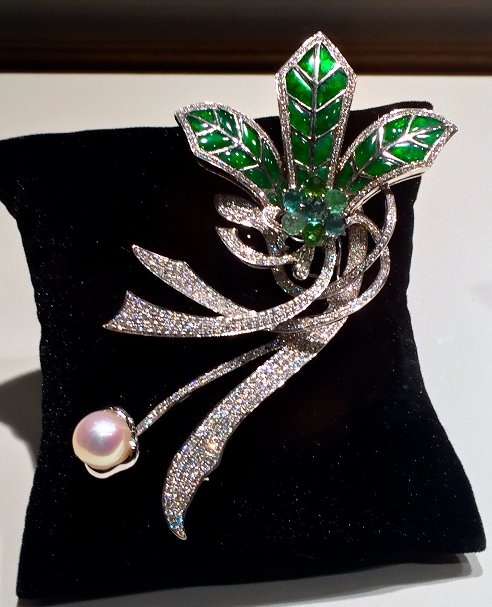 Broche "Rêve" Tourmaline, Jade, Diamants, Perle, Or. © ejcw