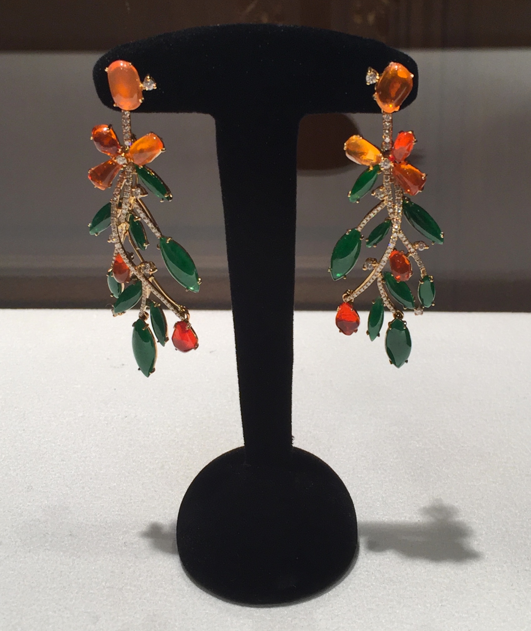 Boucles d'Oreilles "Belle Otero" Jade, Opale de Feu, Diamants, Or. © ejcw