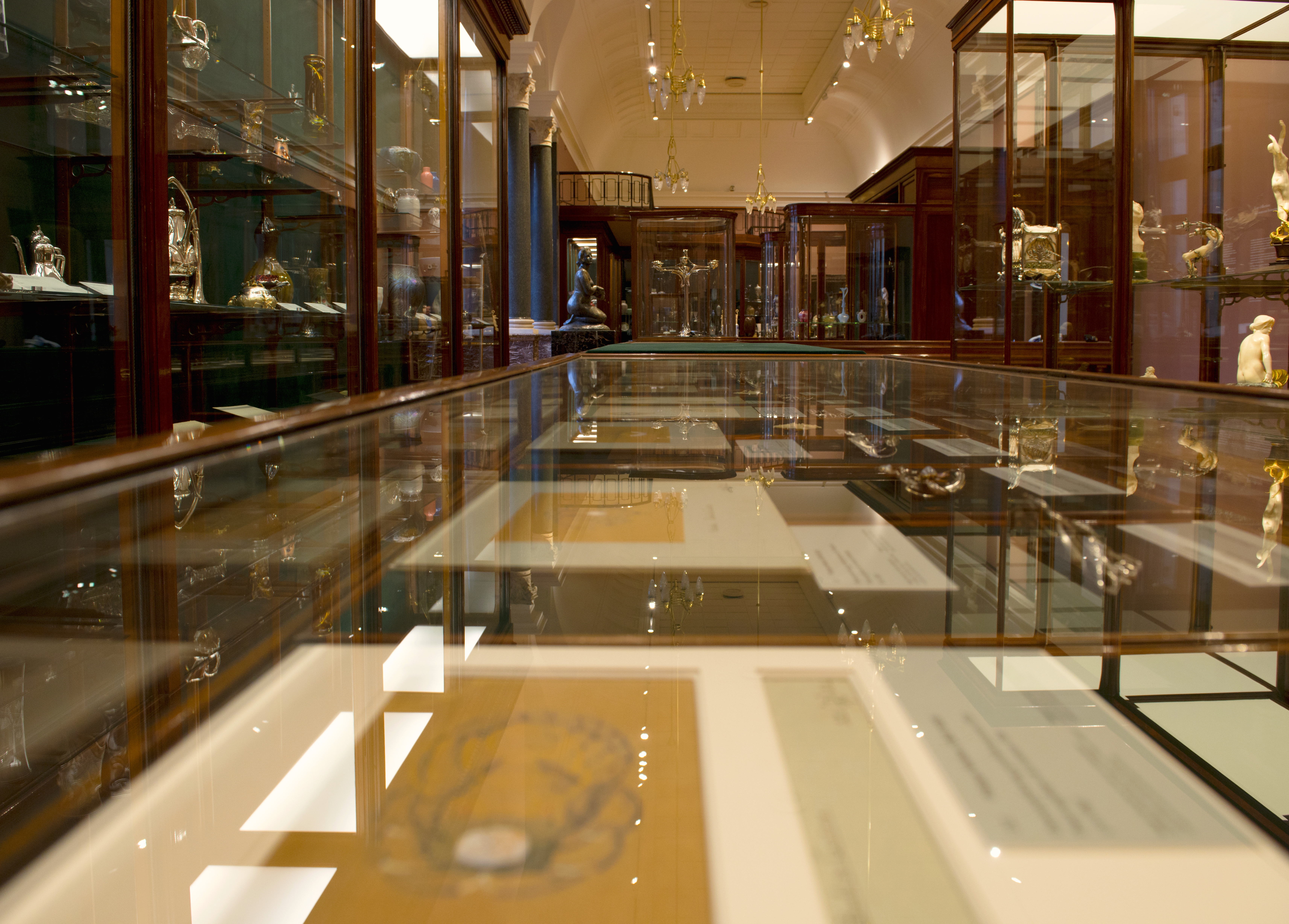 Vitrines Art Nouveau conçues par Victor Horta pour le joaillier Wolfers