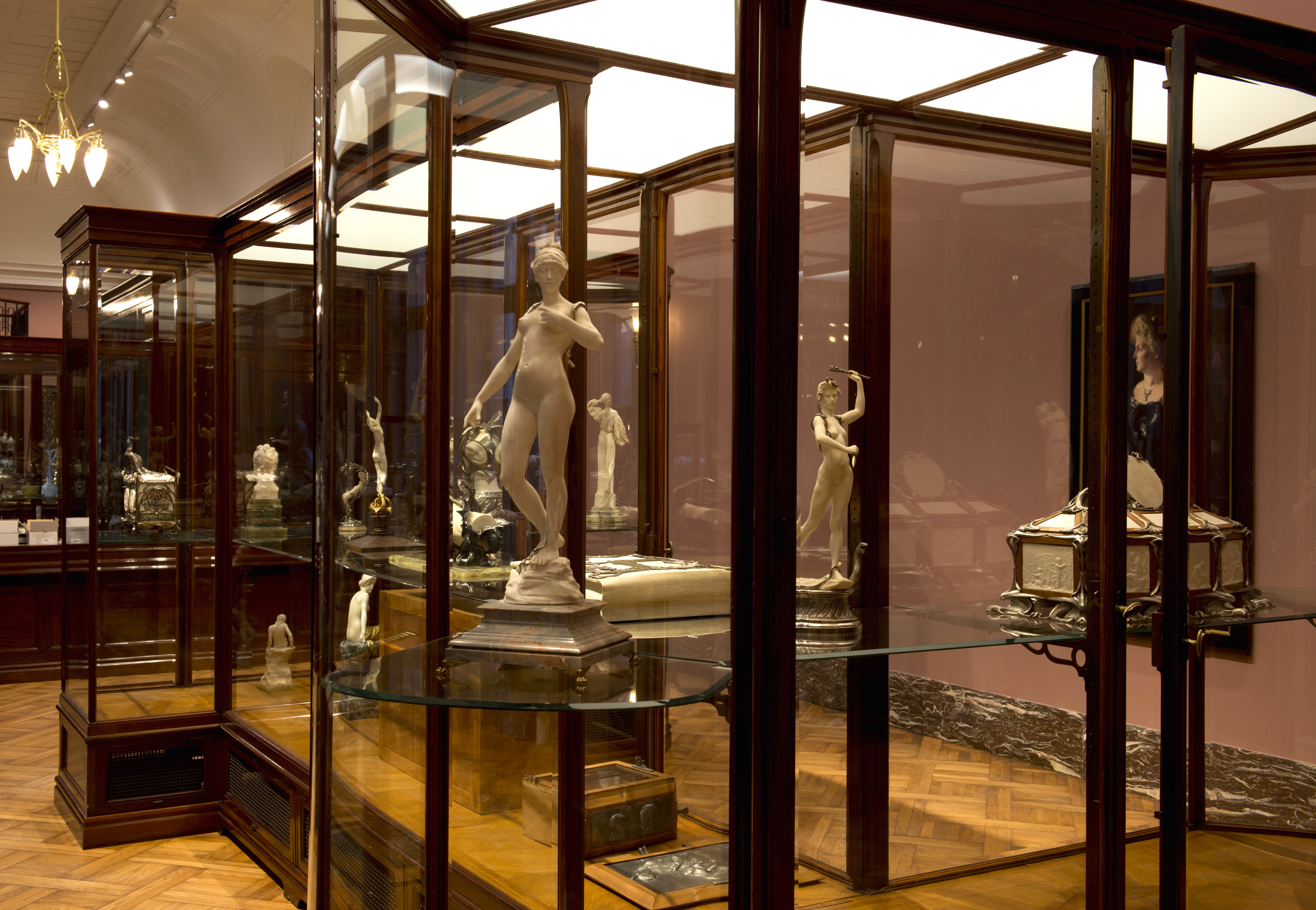 Vitrines Art Nouveau conçues par Victor Horta pour le joaillier Wolfers