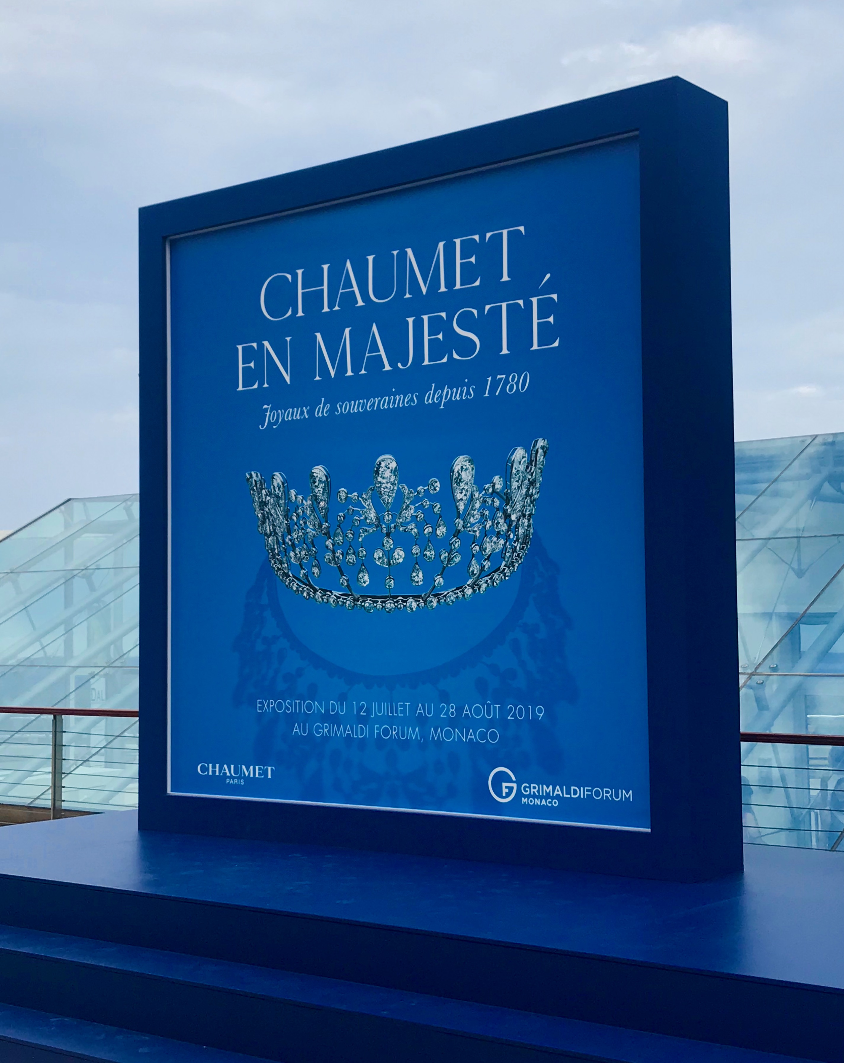 Entrée du Grimaldi Forum à Monaco pour l'exposition Chaumet en Majesté © Esprit Joaillerie