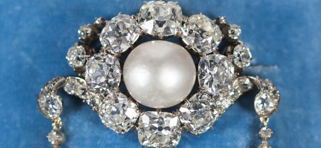 Cette Broche de l'Impératrice Eugénie se compose de perles et de diamants. Notons qu'elle fait partie d'un ensemble de quatre broches (deux broches d'épaule et deux broches corsage) réalisées par le joaillier François Kramer en 1853 pour l'impératrice Eugénie.