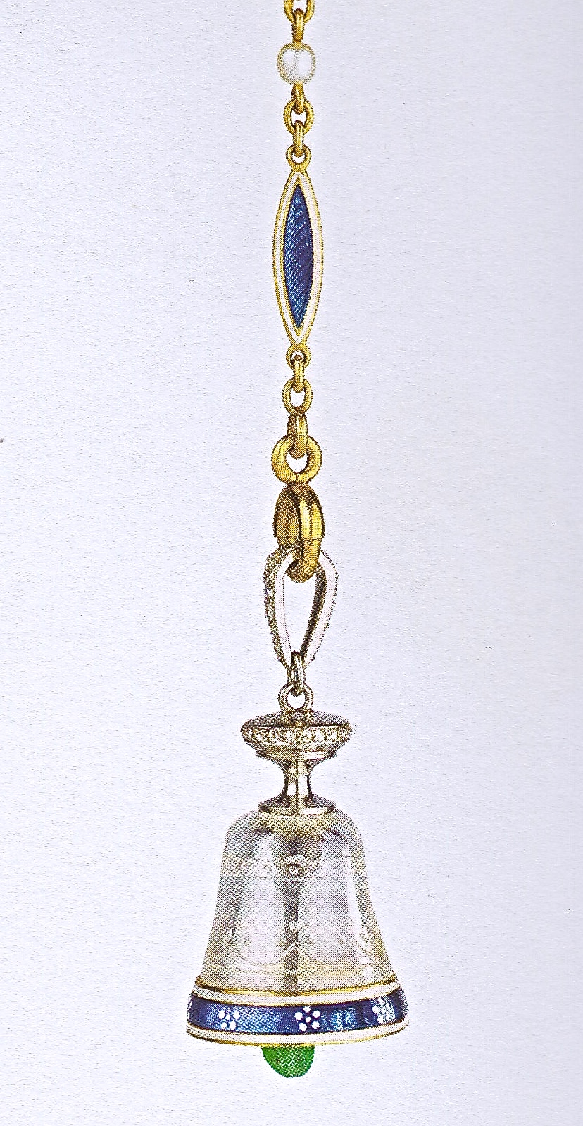 Pendentif "Clochette" Cristal de Roche, Émeraude, Émail, Platine, Or Joseph Chaumet 1911 Broches "paire d'ailes" en Diamants, Émail, Platine, or Joseph Chaumet, 1908 © Chaumet