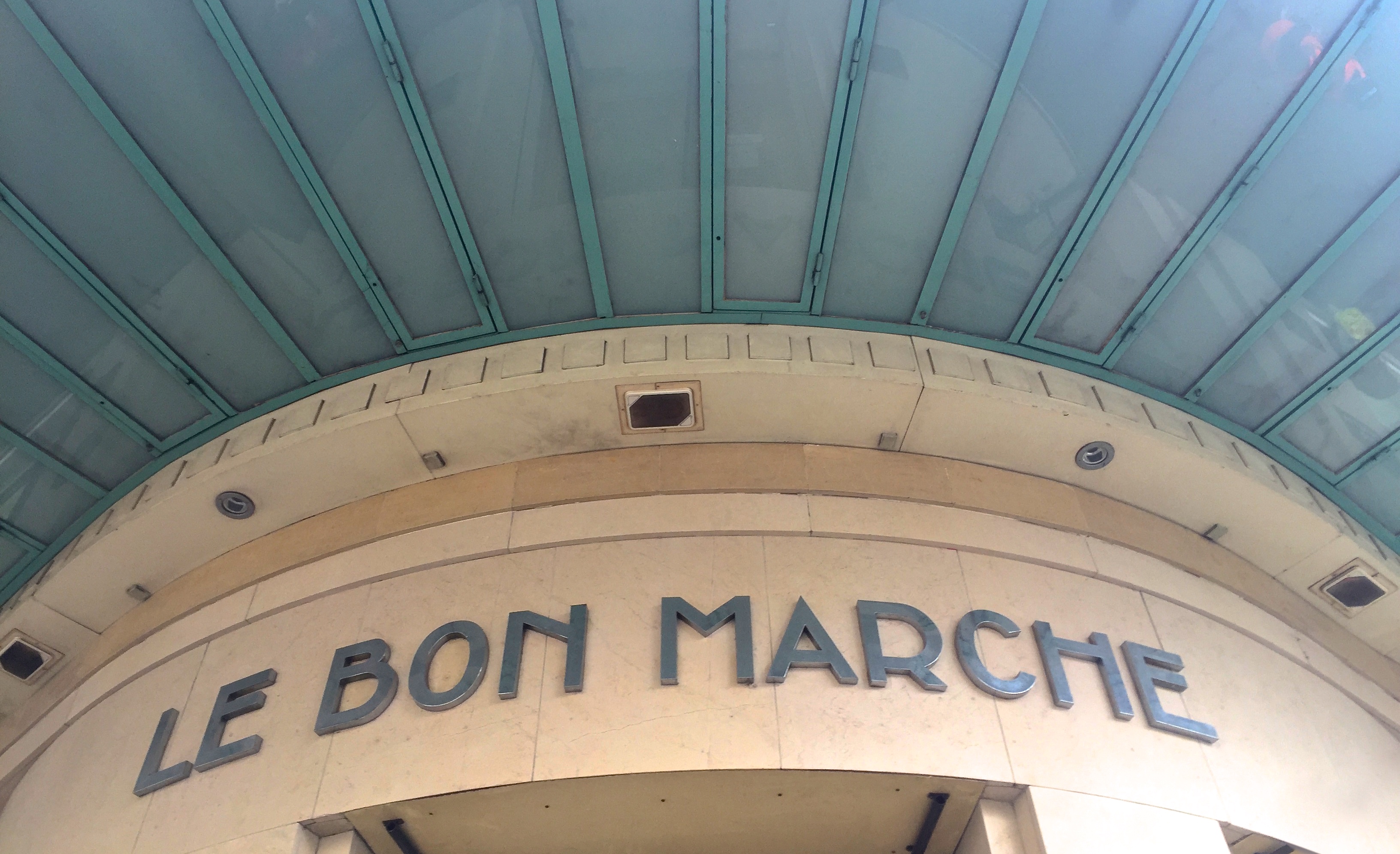 Vue du dessus de l'entrée du magasin Le Bon Marché