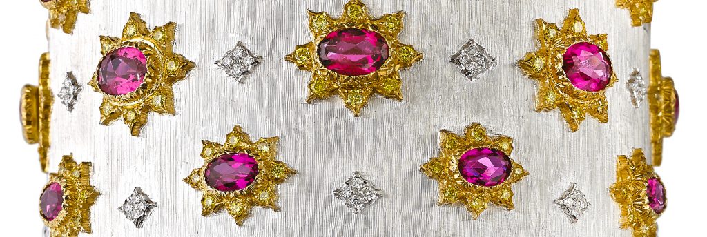 Ainsi on est surpris par l'exceptionnel travail de l'or, d'une finesse exquise, semblable à de la dentelle. 
Voici cinq manchettes qui sont incontournable par leur travail d'orfèvrerie, la maitrise du geste et leurs motifs fleuris.