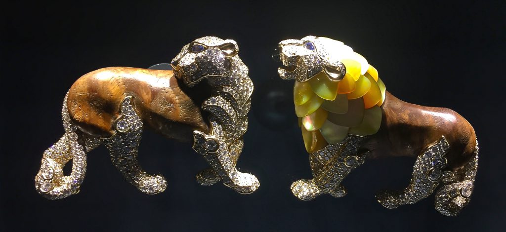 Aussi, Esprit Joaillerie admire le savoir-faire et la poésie du joaillier Van Cleef & Arpels. En nous proposant ce précieux voyage, mis en scène par Robert Wilson, la célèbre Maison exprime sa virtuosité et son sens de l'esthétisme. Suivons quelques unes de ces espèces.