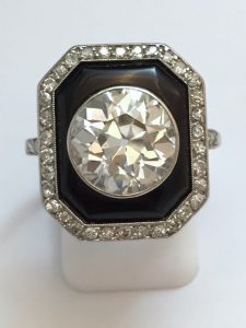 Tendance Art Déco. Maison Miller Bague Diamants, Onyx, Platine. Vers 1925. © Esprit Joaillerie