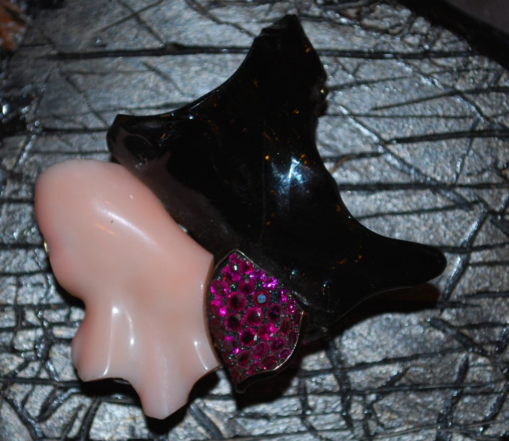 Le joaillier Thierry Vendome utilise l'obsidienne pour créer des bijoux uniques. Il aime cette pierre pour la richesse des formes qu'elle inspire. Car 