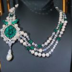 Cartier Collier et Clip Diamants, Emeraudes, Perles, Or, Platine. © Esprit Joaillerie