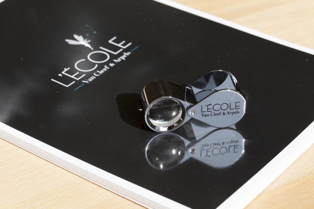 Pour terminer ce rendez-vous unique, L'Ecole des Arts Joailliers éblouit par une exposition de haute joaillerie issue de la collection d'un collectionneur de Dubai.