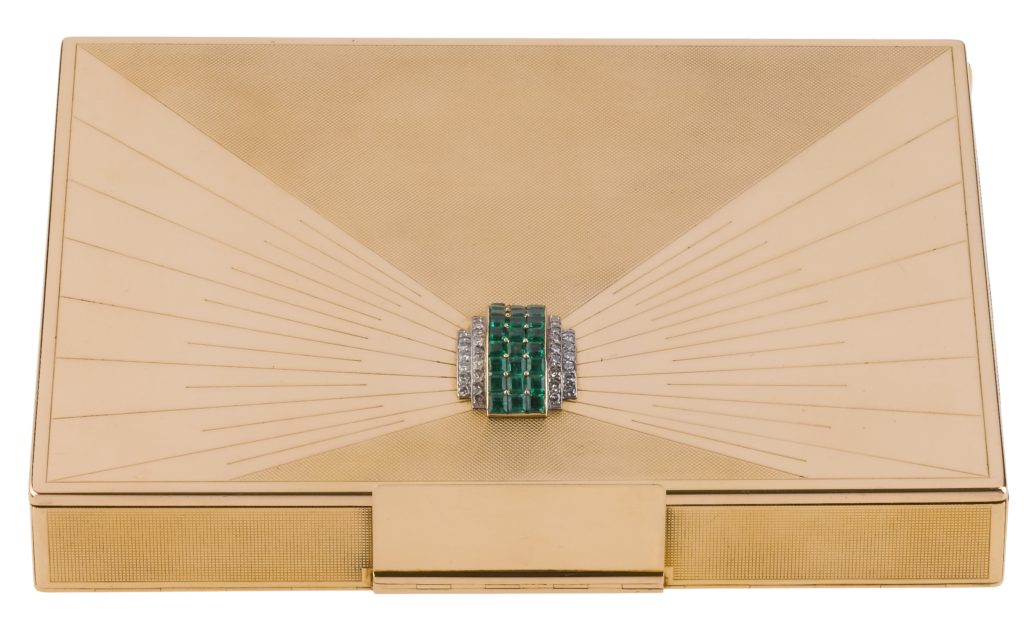 Les délicats accessoires joailliers de Van Cleef & Arpels.
Le Salon Patrimoine de Van Cleef & Arpels a inauguré une exposition consacrée aux accessoires féminins.
C'est une cinquantaine d'objets ravissants créés entre les années 1920 et le début des années 1970 qui sont présentés.