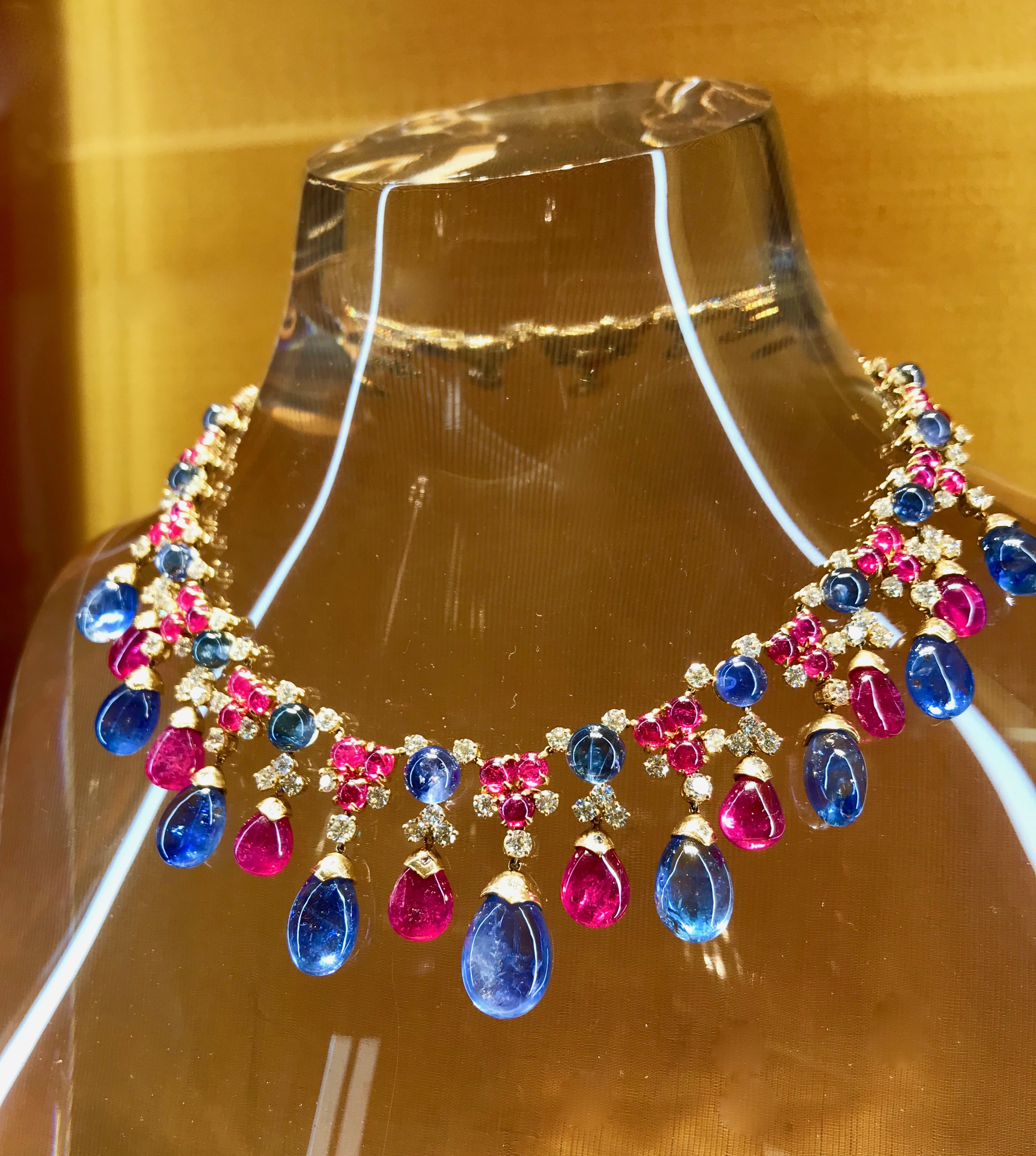 Collier Bulgari cabochons de saphirs et rubis