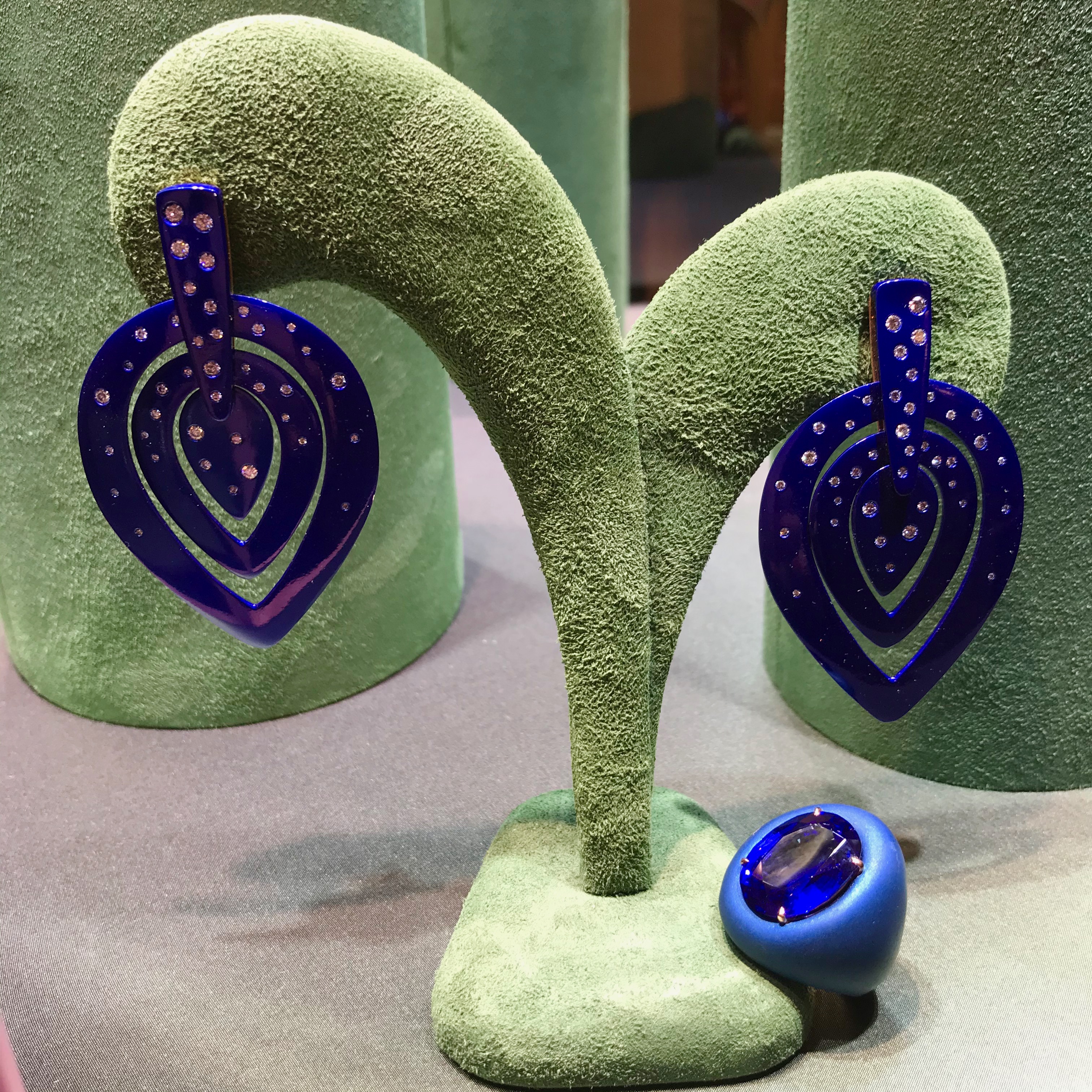 Boucles d'oreilles et bague de Suzanne Syz