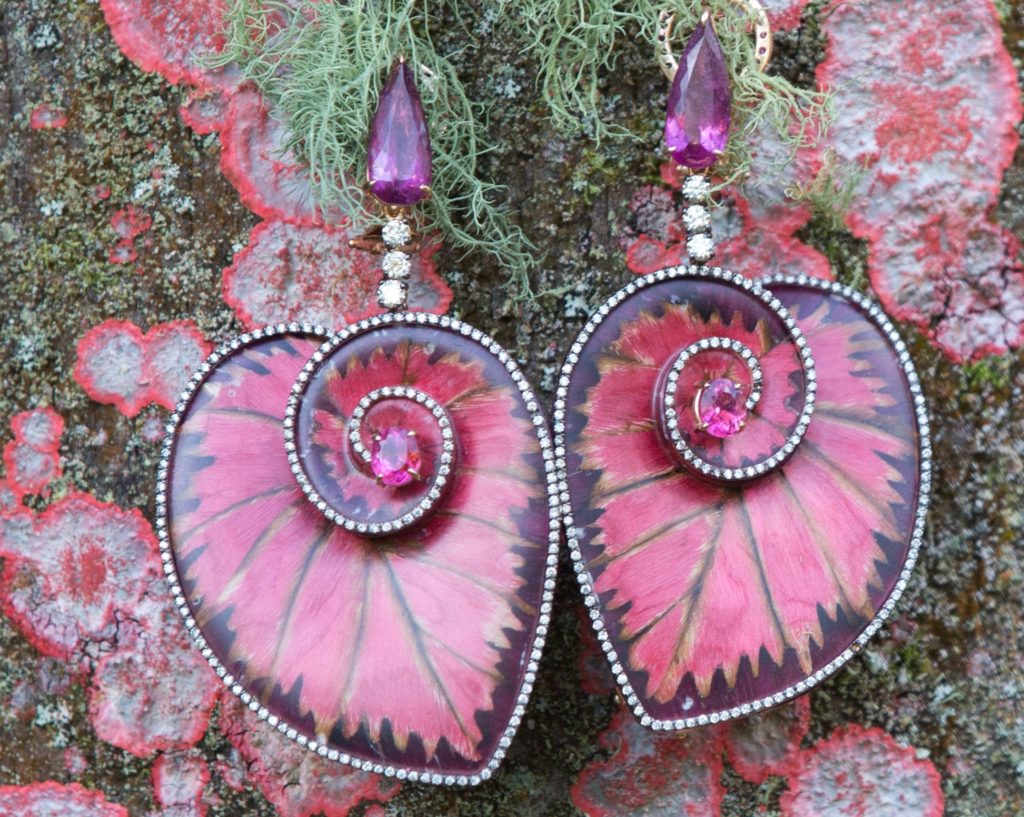 Cette créatrice de bijoux brésilienne est visionnaire et audacieuse, elle associe les pierres précieuses à des matériaux naturels et étonnants comme des fleurs, des ailes de papillons...