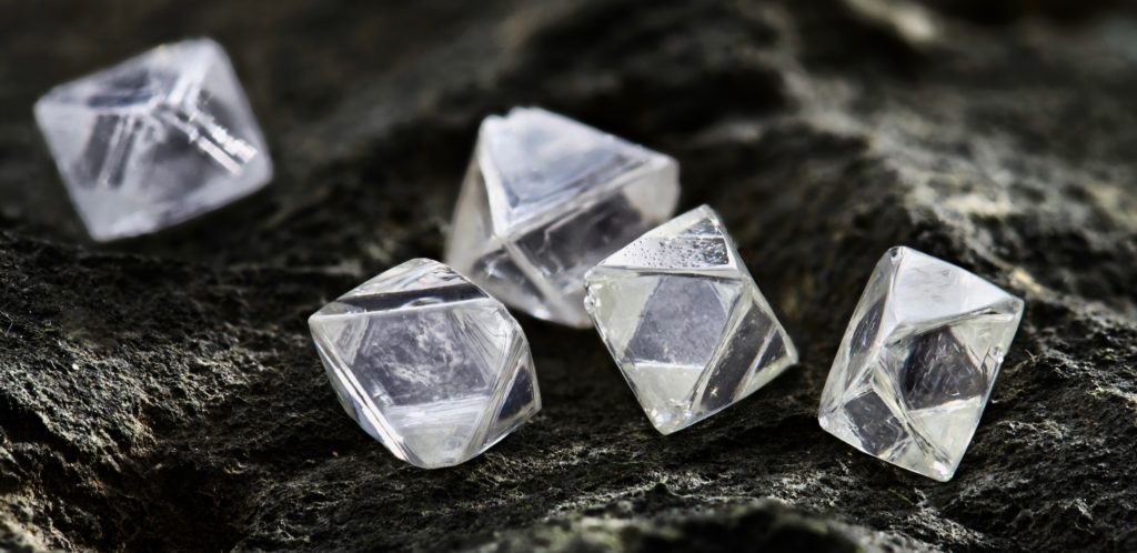 Aussi, ce sont cinquante à soixante des plus beaux diamants de couleur rose, rouge et violet,
le meilleur de la production de l’année qui sont mis en vente.
Ainsi, la dernière aura lieu en 2021 est proposera donc le meilleur de la production de diamants roses de 2020. Même si la mine est épuisée, les diamants roses de la mine d'Argyle resteront convoités pour les générations à venir, un peu comme le sont les mythiques diamants de Golconde qui sont les plus beaux diamants incolores au monde.