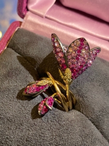 Coralie Van Calœn<br />Bague Fleur<br /> Saphirs Roses, Diamants, Or.<br /> © Esprit Joaillerie