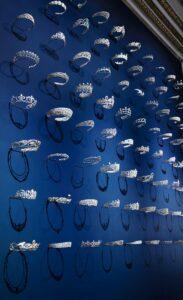 Détail du mur des maquettes en maillechort, dans le salon des diadèmes © Chaumet