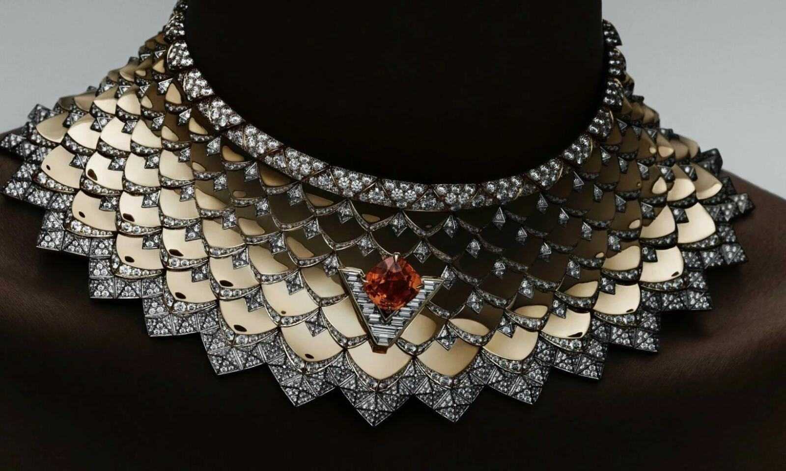 LOUIS VUITTON Collection Spirit Collier Radiance Grenat Mandarin spessartite taille coussin de 10,99 carats, Diamants taille baguette et Diamants taille brillant, Or jaune, Platine. © LOUIS VUITTON