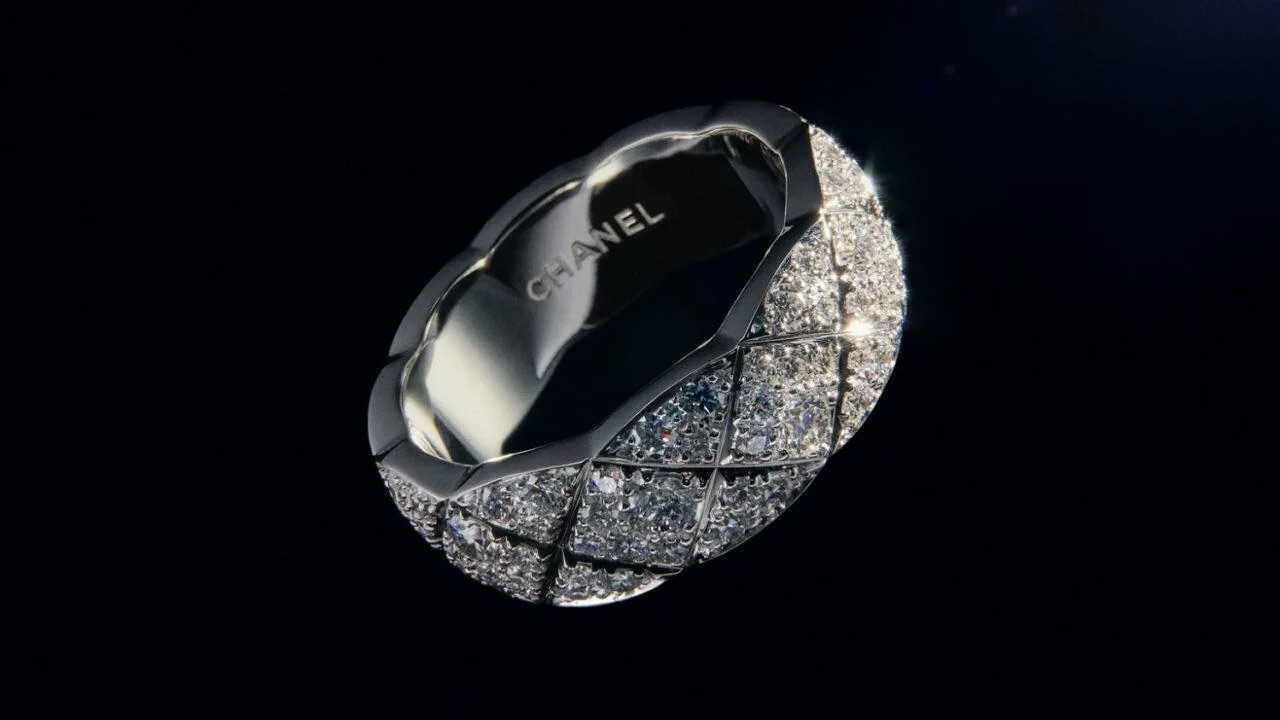 Bague Coco Crush motif matelassé en or blanc et diamants. © CHANEL
