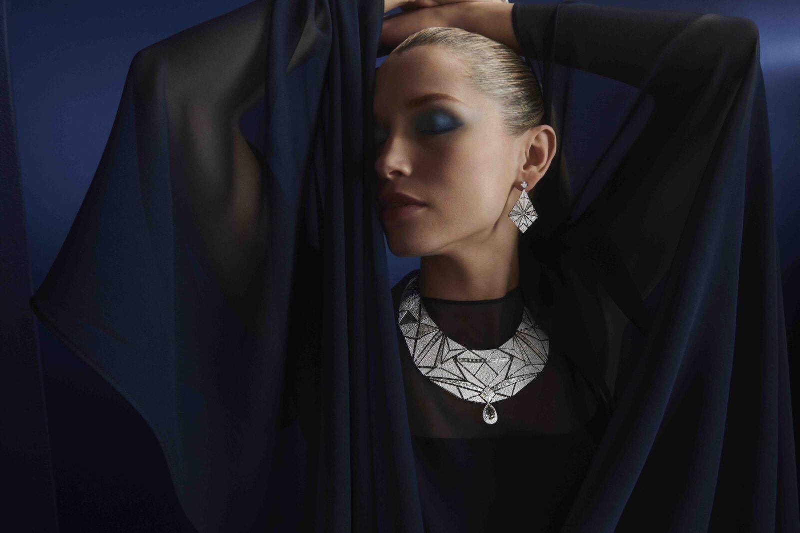 Parure Hiver Collier en or blanc 18 carats, serti d’un diamant Fancy Dark Green Grey taille poire (SI1, env. 5,06 cts) et de 2,983 diamants (env. 45,35 cts total) Pièce transformable et Boucles d'oreilles diamants. © De Beers