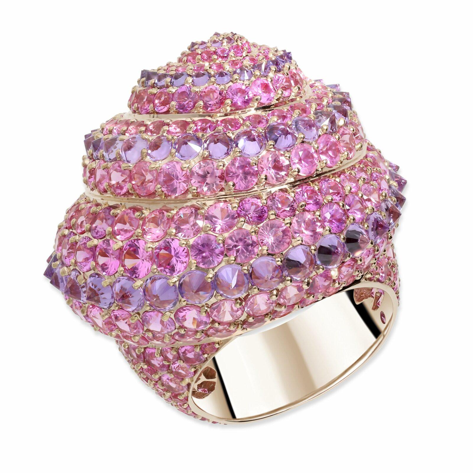 Bague Aqua Coquillage Saphirs violets, saphirs roses, saphirs oranges, perle d’eau douce, or rose. © Lorenz Baümer